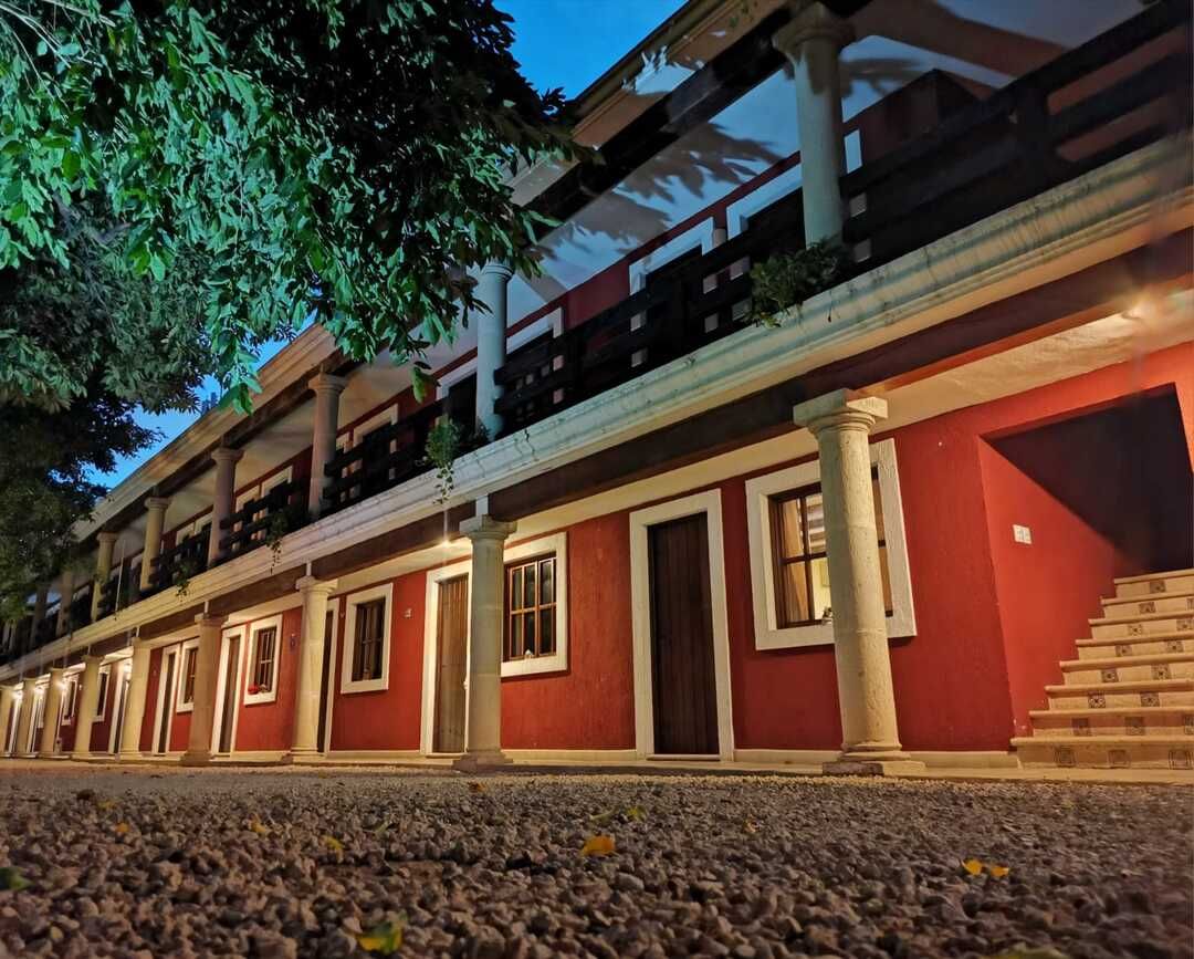 Una hilera de edificios rojos con escaleras que conducen a ellos.