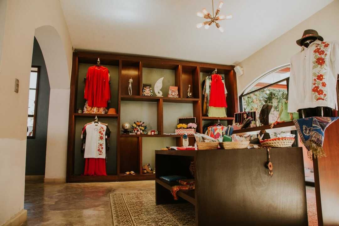 Una habitación con muchos estantes y ropa en ellos.