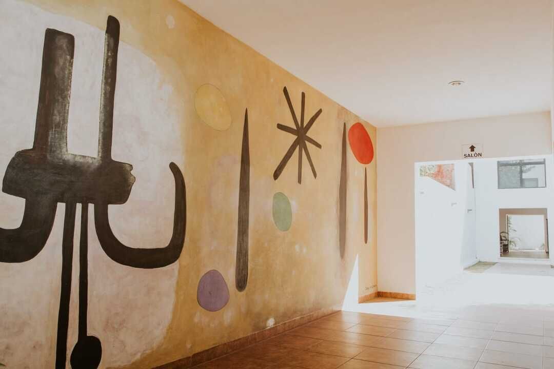 Una pared con una pintura 