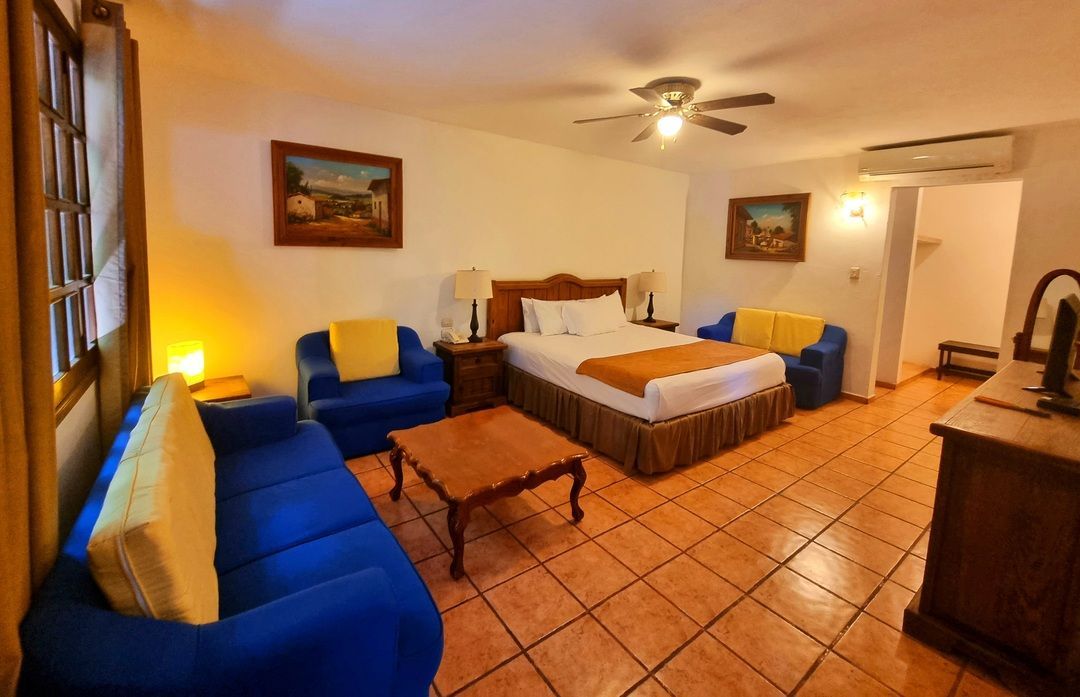 Una habitación de hotel con una cama tamaño king y un sofá.