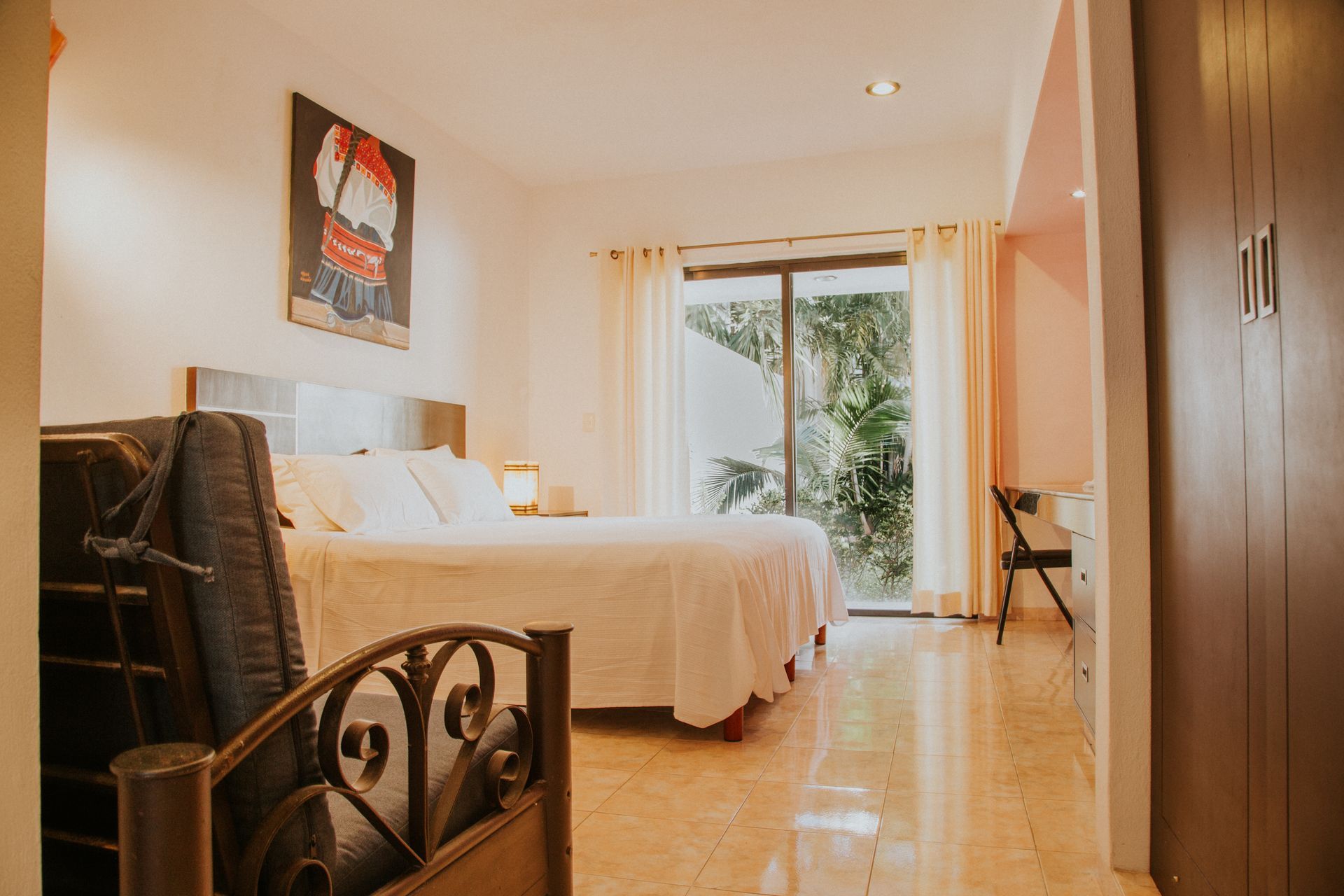 Una habitación de hotel con una cama grande y un sofá.