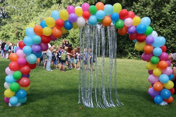 Feest op De Triangel als groep 8 afscheid neemt (2022).