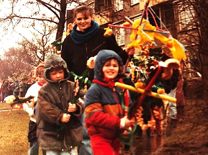 Optocht langs voormalig verzorgingshuis 'De Wierde' (ca 1986).