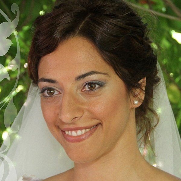 Foto in primo piano di una sposa