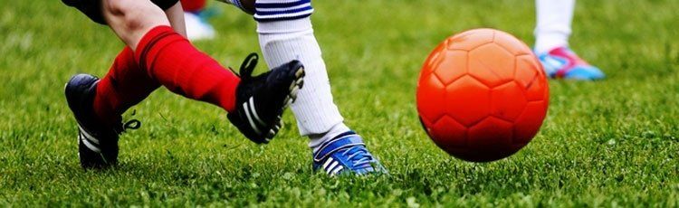 calciatori con pallone rosso
