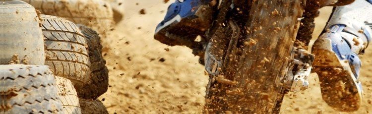 moto da cross nel fango