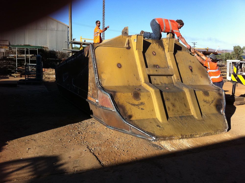 Heavy Equipment With Three Earthmoving Workers — Wright's Welding Operations In Ryan, QLD