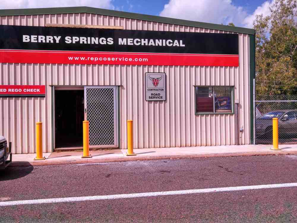 Yellow poles — Gates Darwin in Pinelands, NT