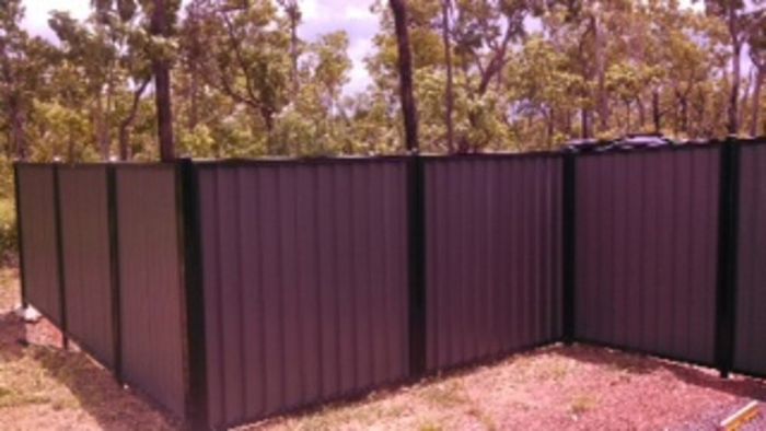 Zigzag fence — Gates Darwin in Pinelands, NT