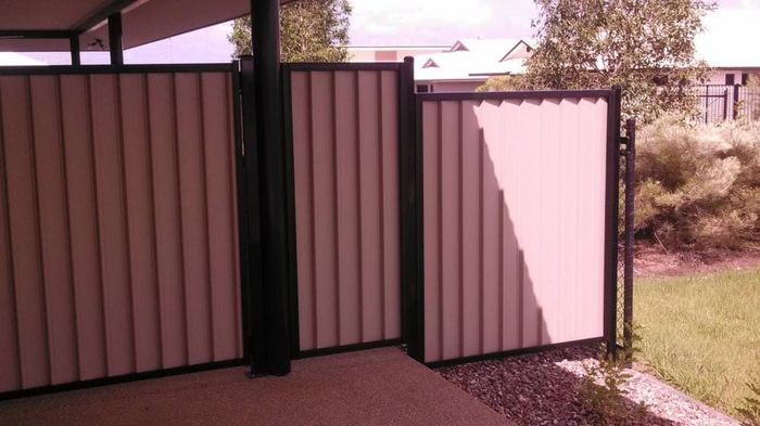 Pink louvres — Gates Darwin in Pinelands, NT