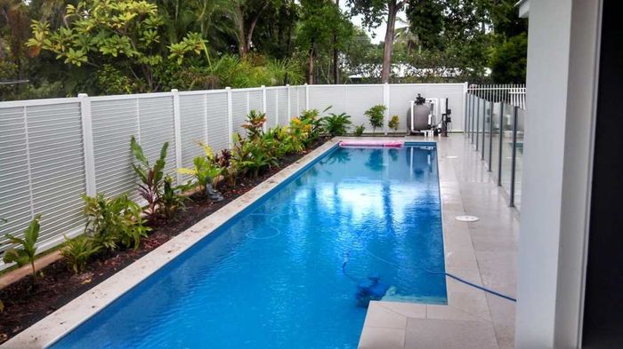 Swimming pool blue — Gates Darwin in Pinelands, NT