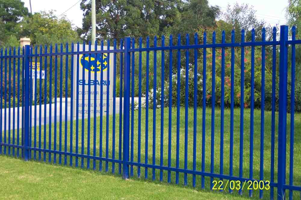 Blue fence — Gates Darwin in Pinelands, NT