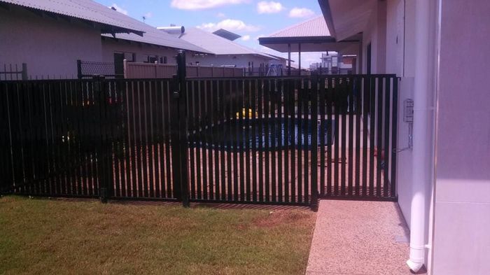 Black slat fence — Gates Darwin in Pinelands, NT