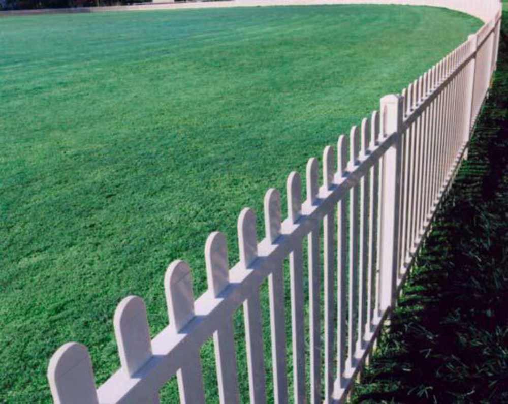 White fence straight — Gates Darwin in Pinelands, NT