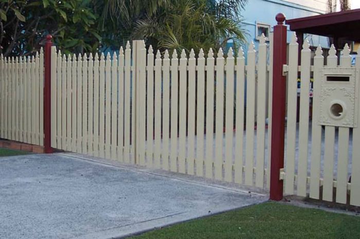 Red white fence — Gates Darwin in Pinelands, NT