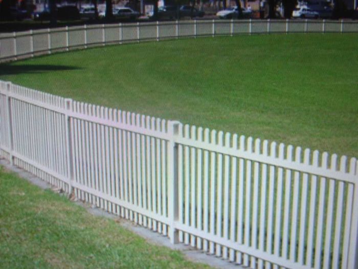 Long white fence — Gates Darwin in Pinelands, NT