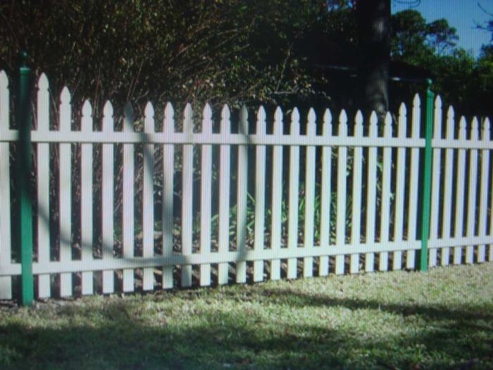Green white fence — Gates Darwin in Pinelands, NT