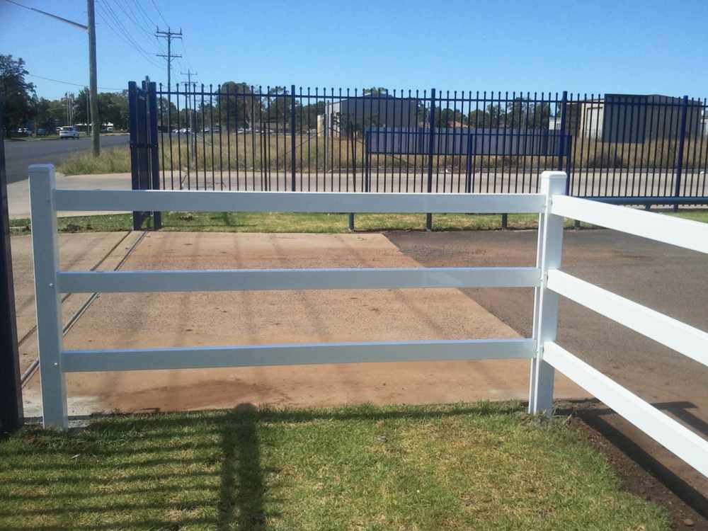 White farm fence — Gates Darwin in Pinelands, NT