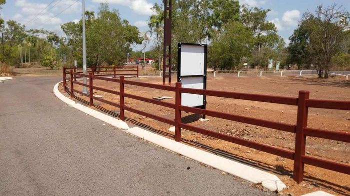 Country road — Gates Darwin in Pinelands, NT