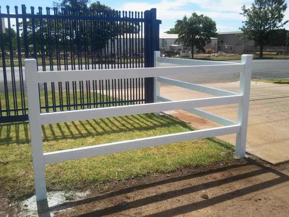Black and white fencing — Gates Darwin in Pinelands, NT