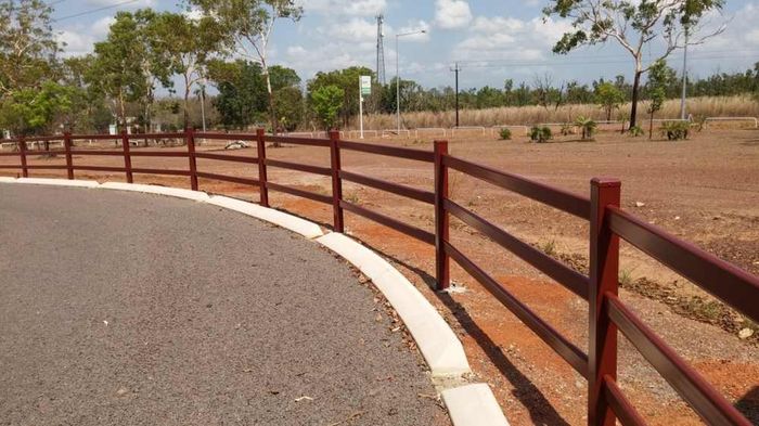 Long farm road — Gates Darwin in Pinelands, NT