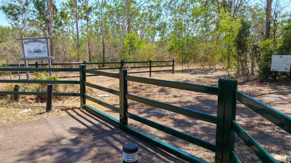 Long black fence — Gates Darwin in Pinelands, NT