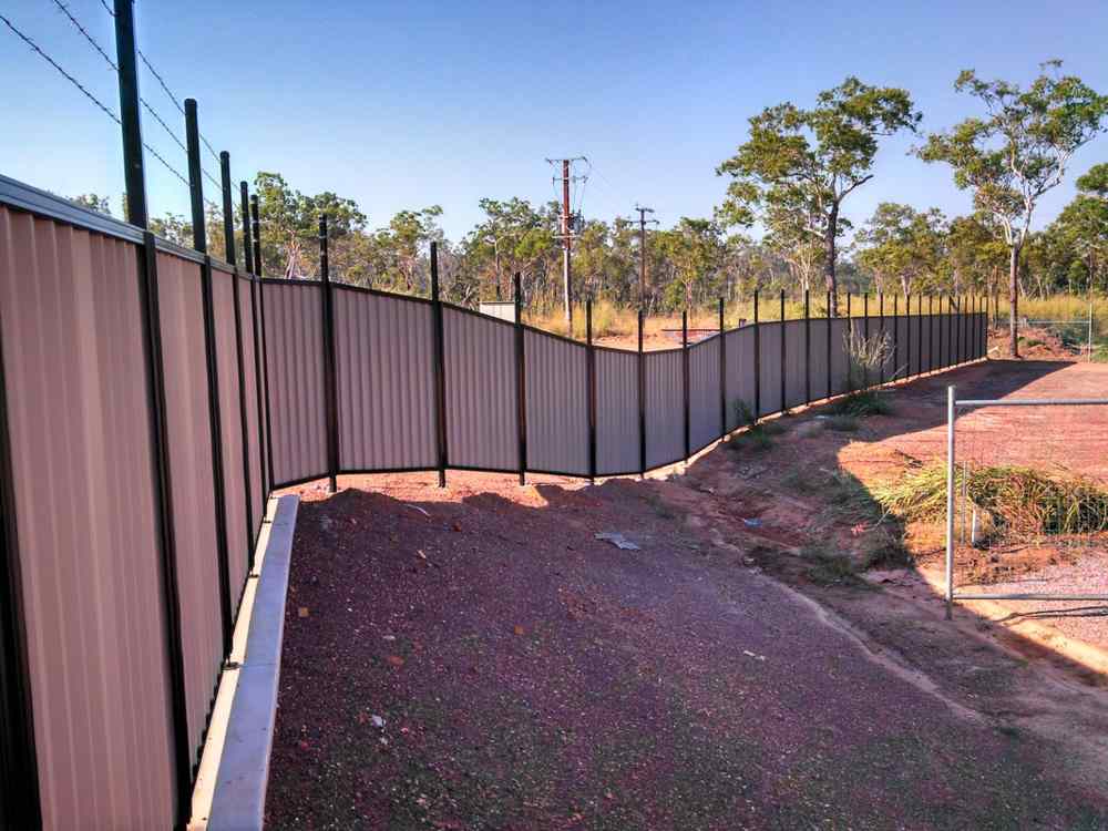 High fencing — Gates Darwin in Pinelands, NT