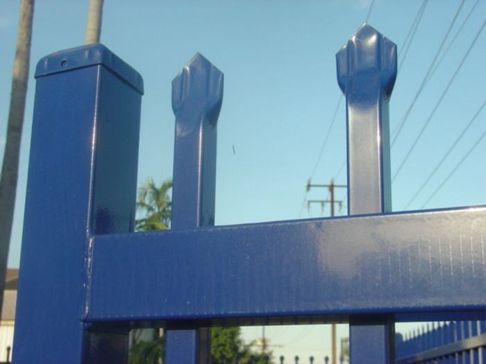 Blue fences — Gates Darwin in Pinelands, NT