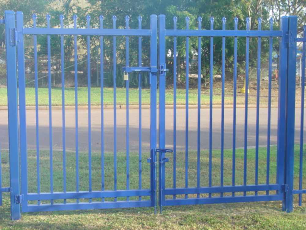 Blue gate — Gates Darwin in Pinelands, NT