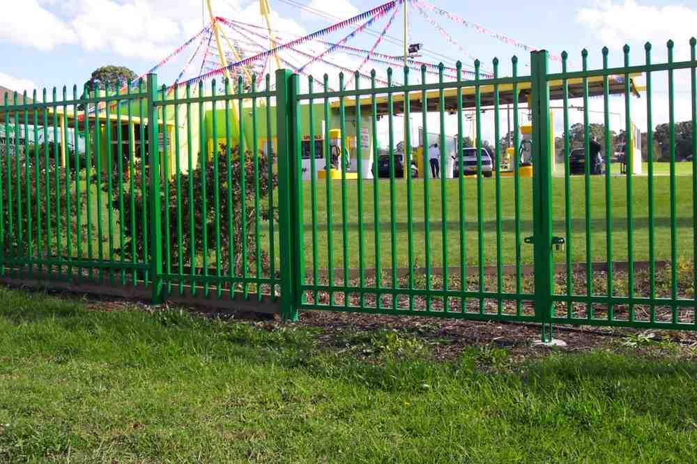 Green fence — Gates Darwin in Pinelands, NT