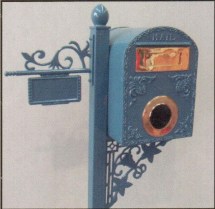 Blue letterbox — Gates Darwin in Pinelands, NT