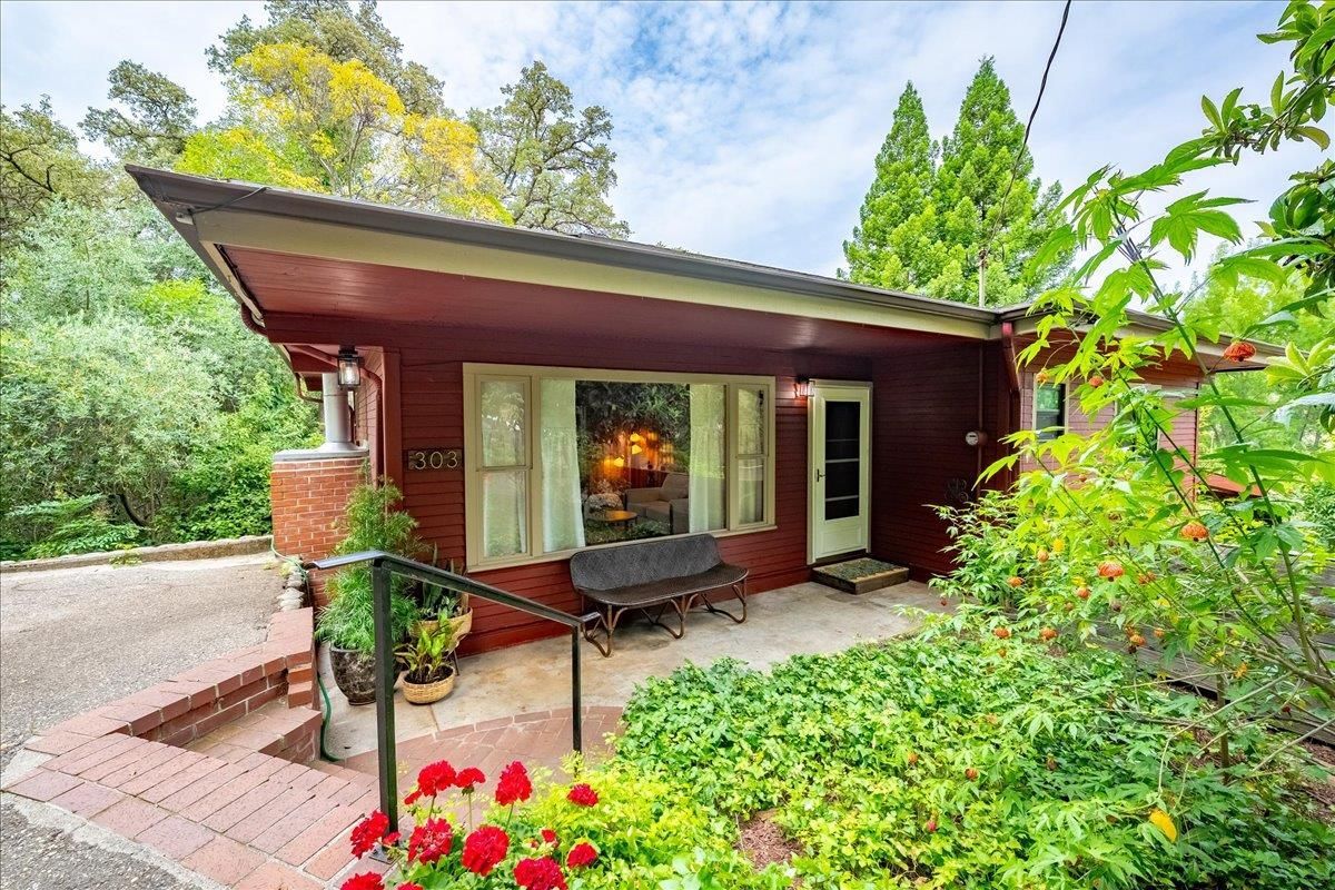 303 Live Oak St