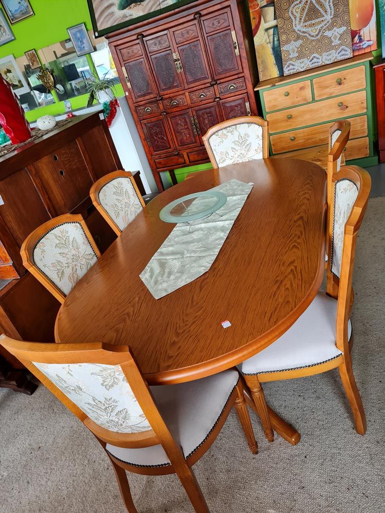 Second Hand Table For Sale — Cliffy's Cheaper Removals in Taree, NSW