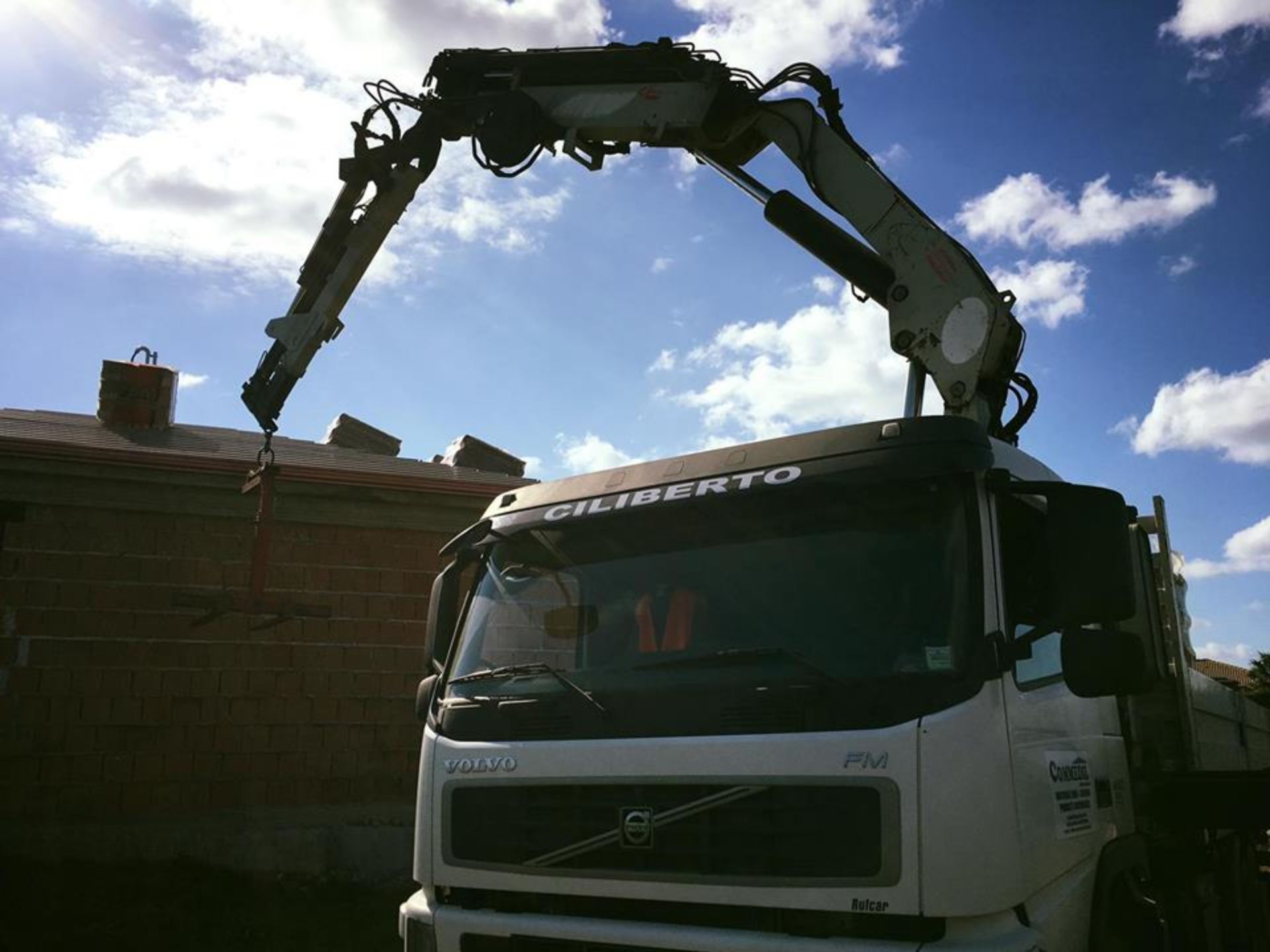 Pala meccanica operante in cantiere