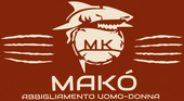 Logo MAK&Oacute; in bianco su sfondo rosso ruggine con un pesce stilizzato e la scritta &ldquo;ABBIGLIAMENTO UOMO-DONNA&rdquo;