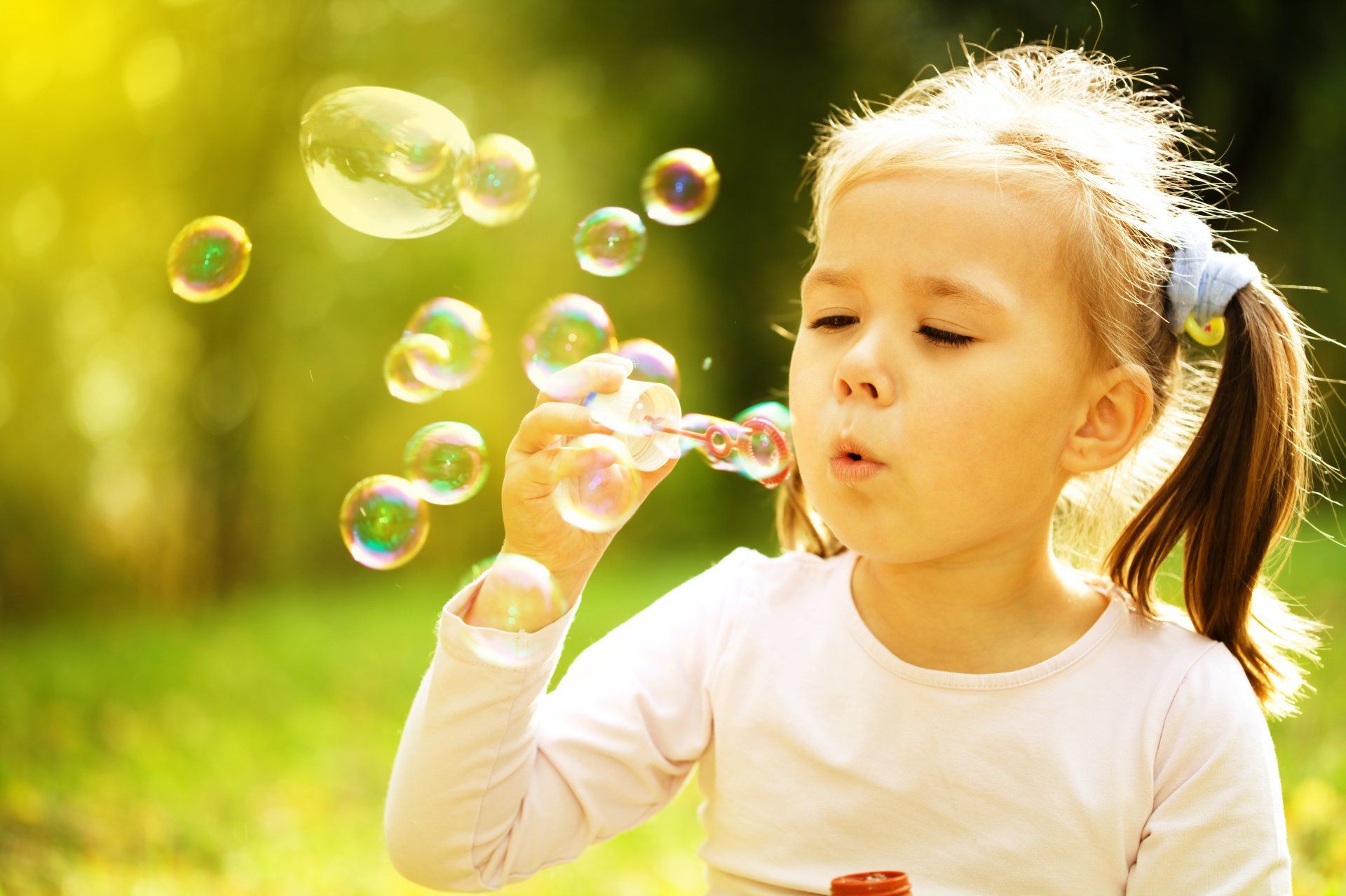 Звук пузырьков при дыхании. Дует мыльные пузыри. Дети и мыльные пузыри. Мальчик с мыльными пузырями. Фотосессия с мыльными пузырями.