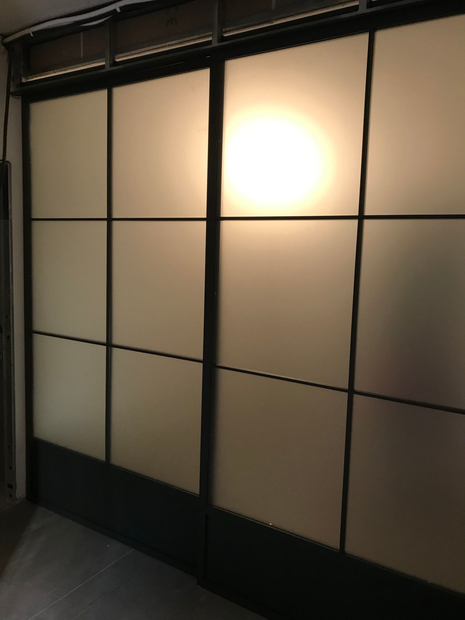 porta scorrevole in alluminio e vetro opaco