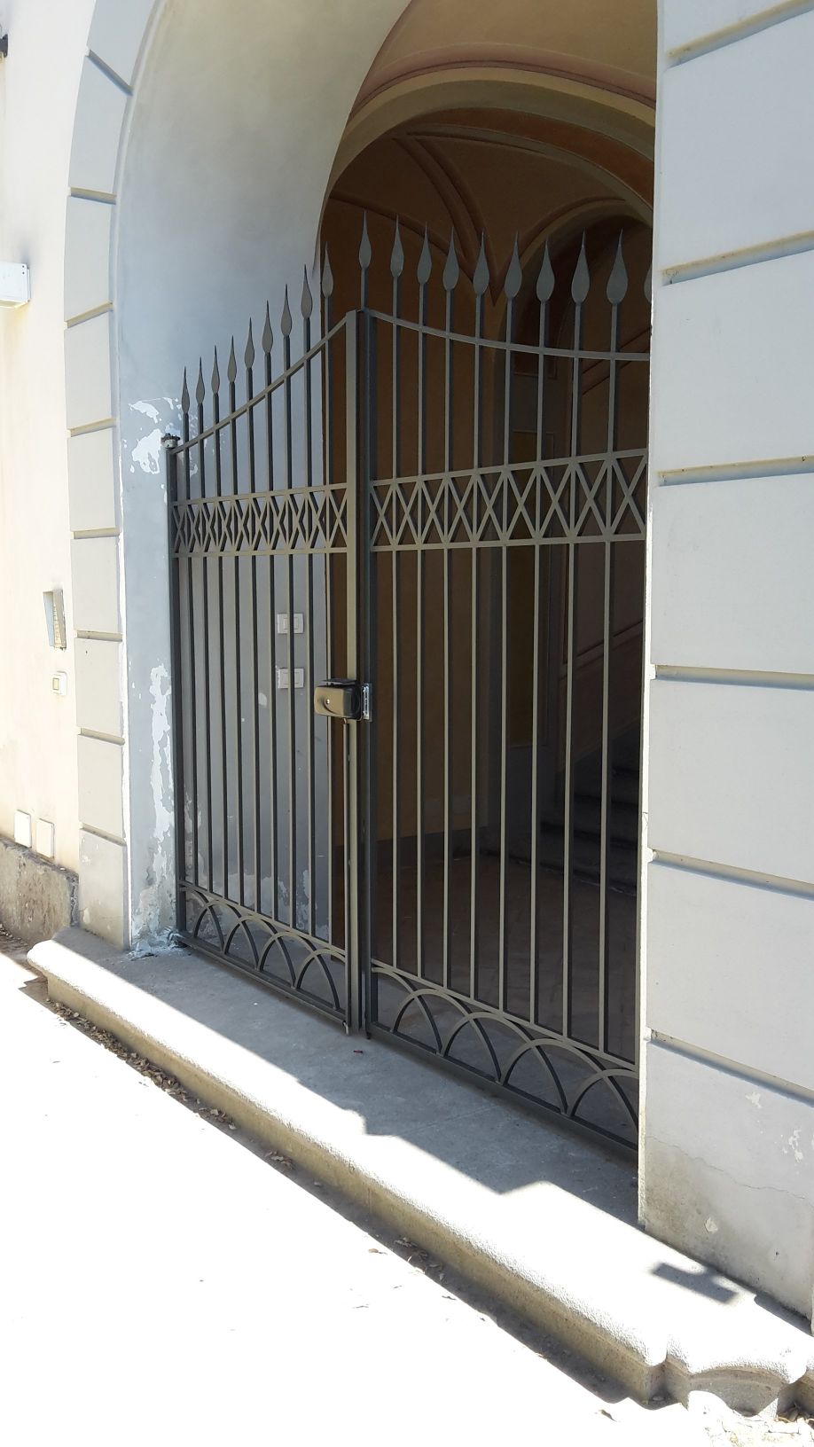 cancello in ferro battuto per abitazione