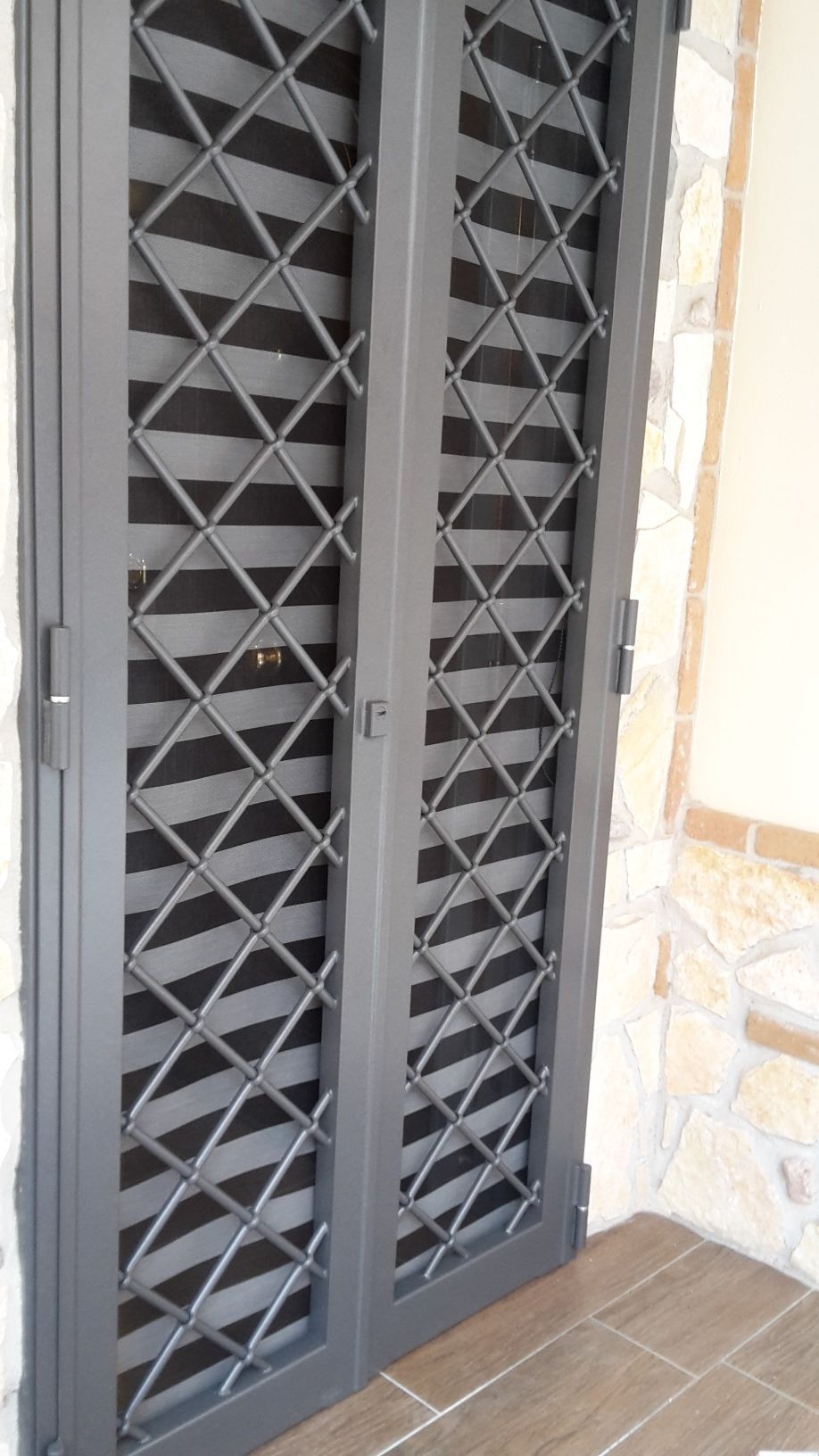 persiana con grata di sicurezza