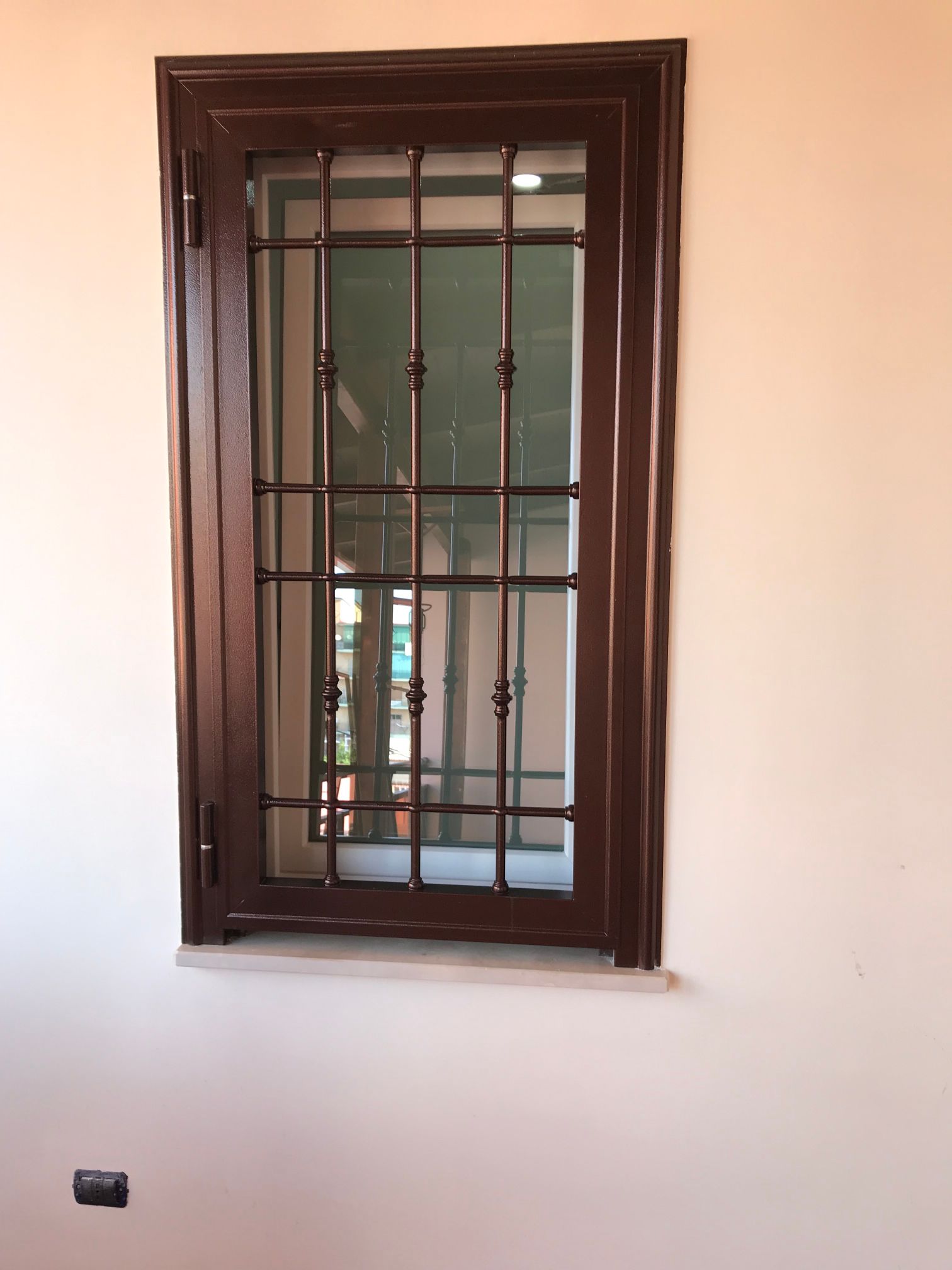 grata di sicurezza su finestra privata