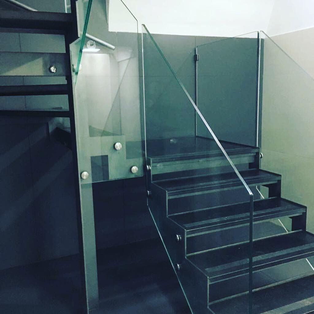scale in ferro con corrimano in vetro