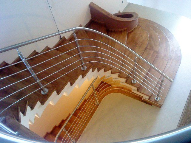 scale in legno con corrimano in acciaio