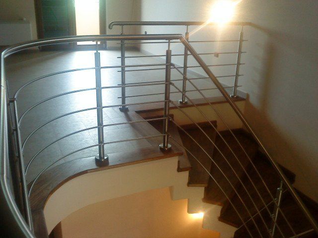 corrimano in acciaio su scala in legno