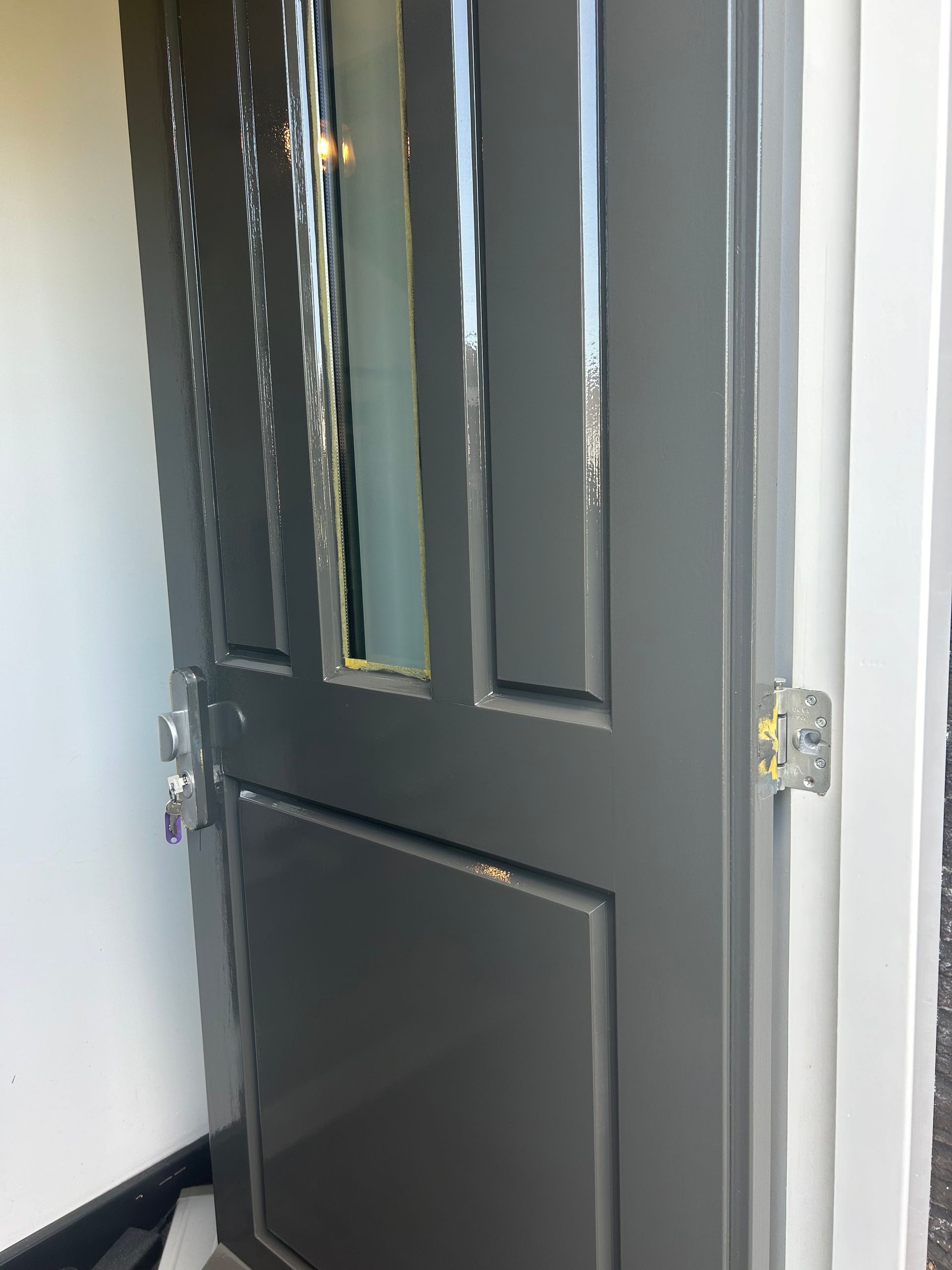 Een close-up van een zwarte deur met een glazen raam