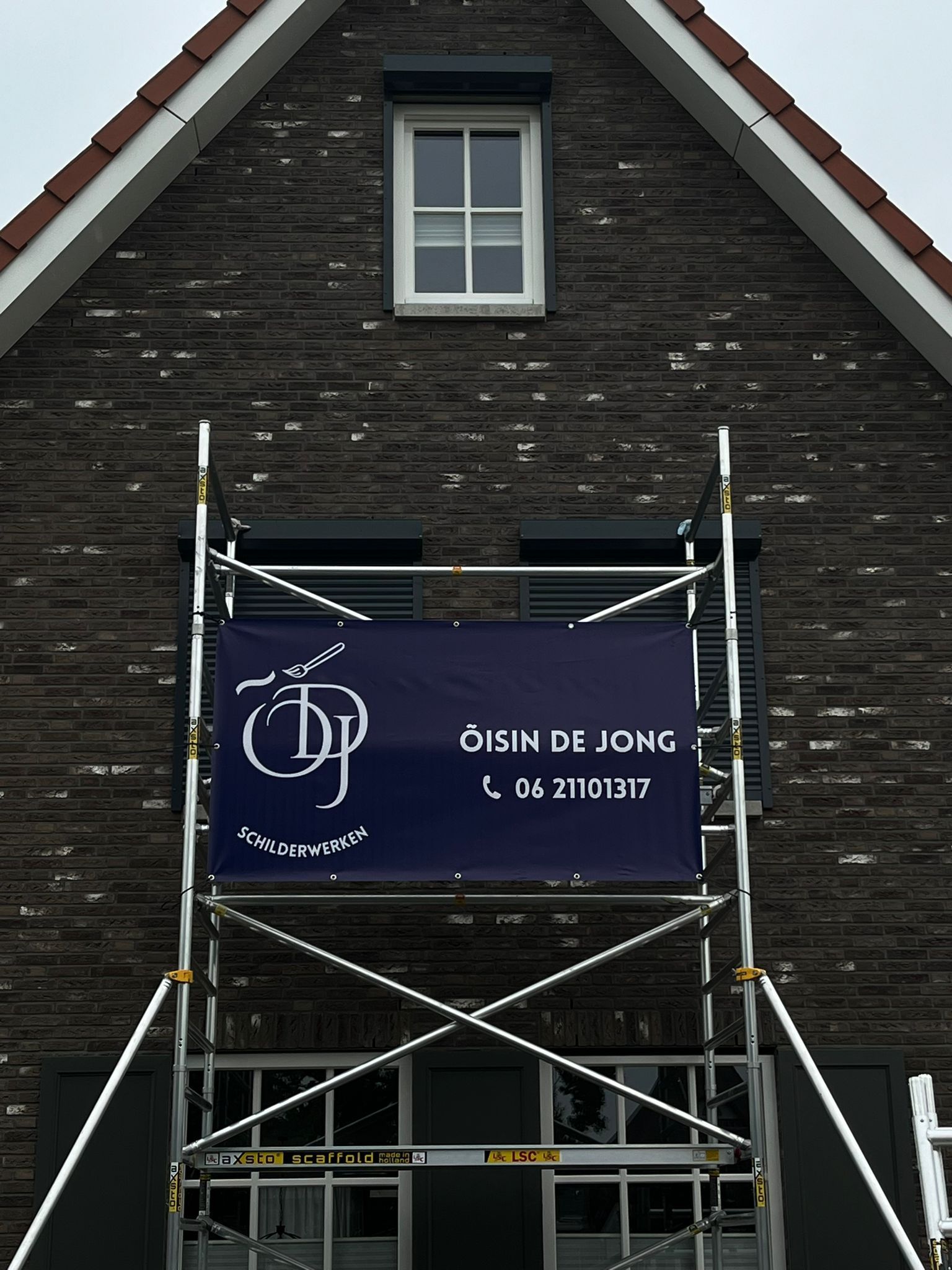 Een steiger met daarop een spandoek met de tekst aisin de jong