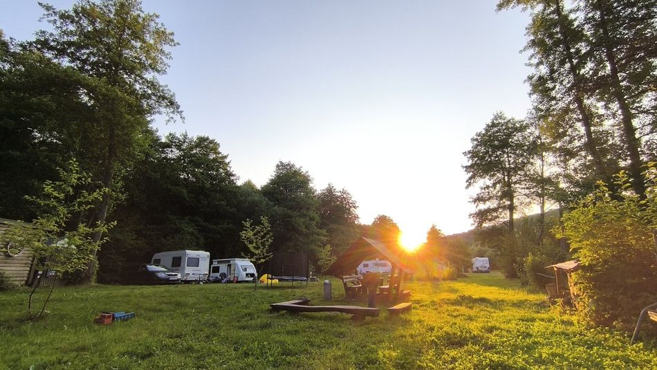 Hammer Lake Camp pri západe slnka