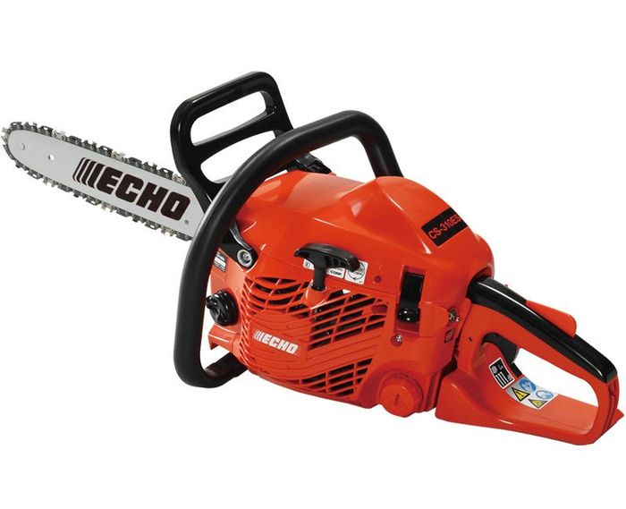 Motosega Echo arancione con impugnature nere e lama argentata, inclinata su bianco.