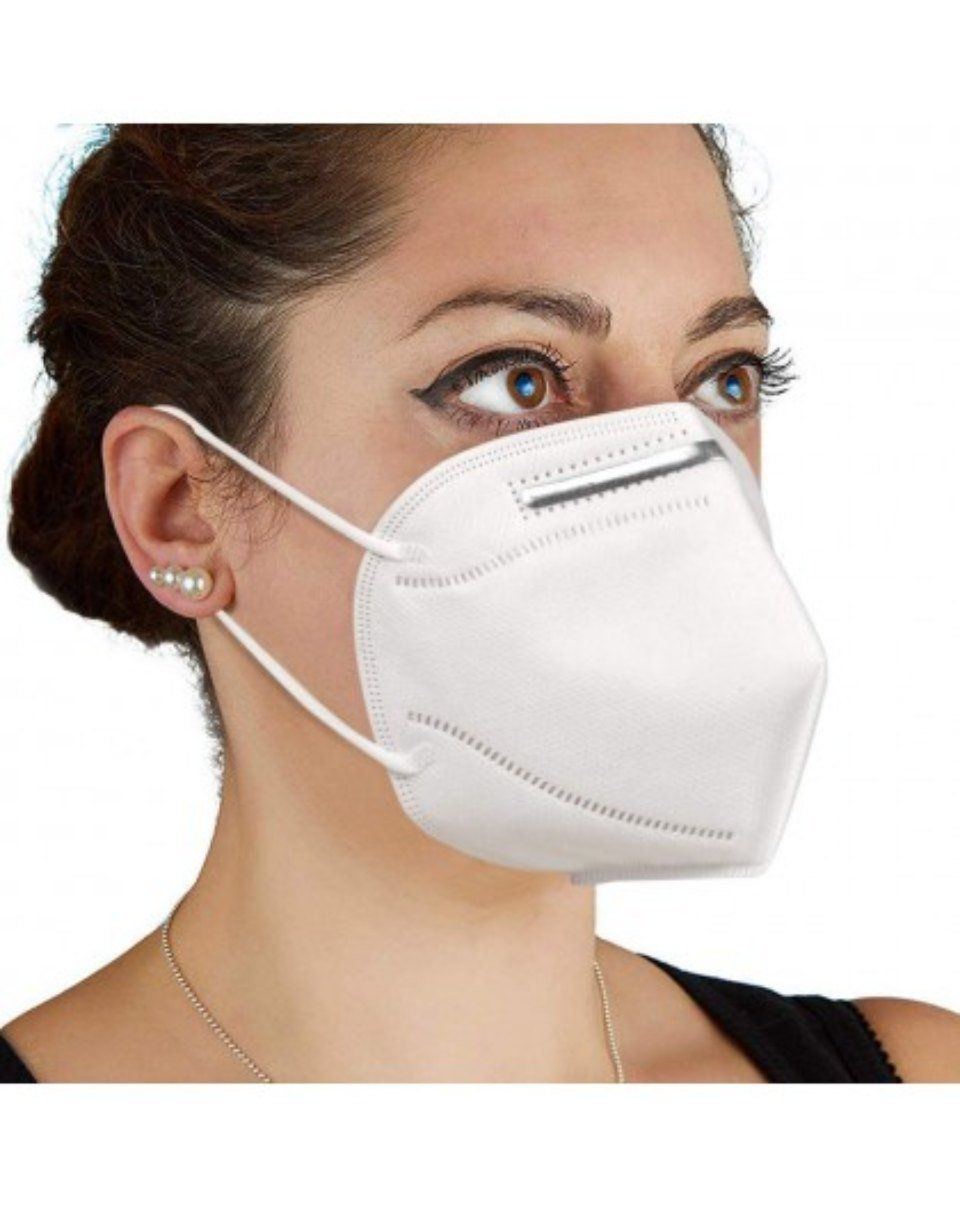 donna mentre indossa una mascherina ffp2