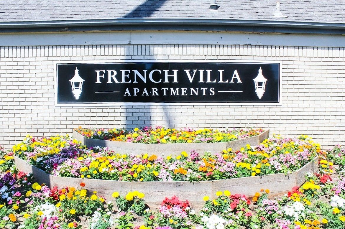 French Villa sign