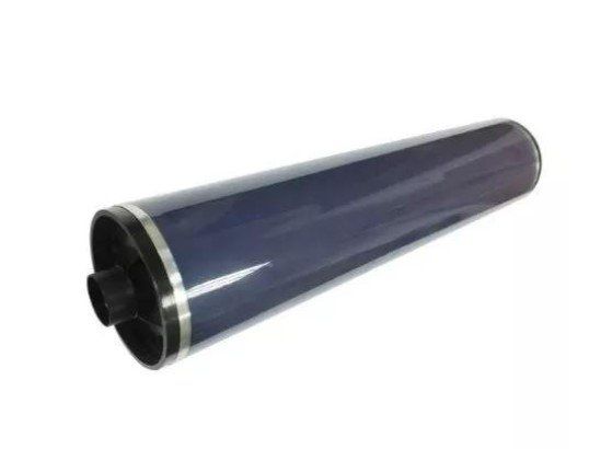 Um grande cone azul está sobre uma superfície branca.